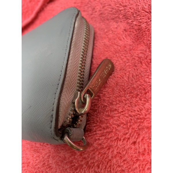 Ví chuẩn si. Ví có lỗi sờn màu  xíu và kim loại hơi gỉ. Khách vui lòng xem kỹ hình. khg áp dụng hoàn hàng cho sp này nhé