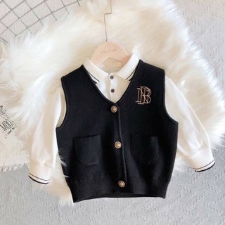 Áo len ghile và áo polo trắng bé