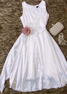 Váy lụa trắng
