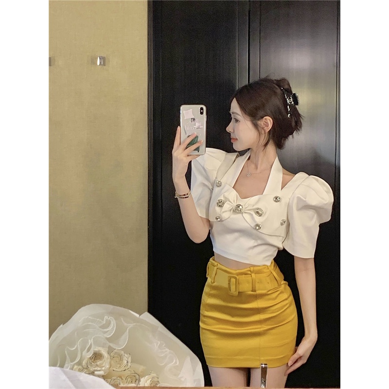 Bộ đồ gồm áo kiểu ngắn tay đính kim cương và chân váy thời trang mùa hè dành cho nữ