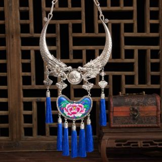 Kiềng cổ thêu hoa văn