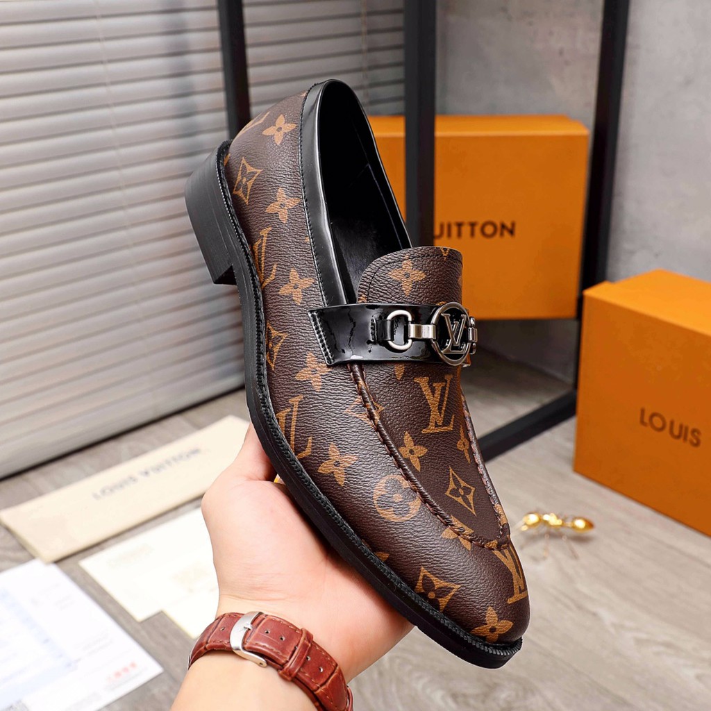 Giày lười mũi nhọn nam da thật Louis Vuitton LV thiết kế họa tiết thương hiệu kinh điển mang đến vẻ cao cấp, sang trọng