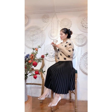 Chân váy midi Julia Studio màu đen, form vừa cho các cô nàng chân ngắn | BigBuy360 - bigbuy360.vn