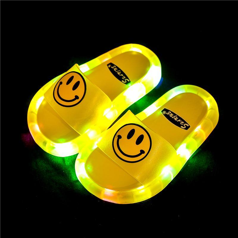 Dép quai ngang đế gắn đèn LED độc đáo cho bé