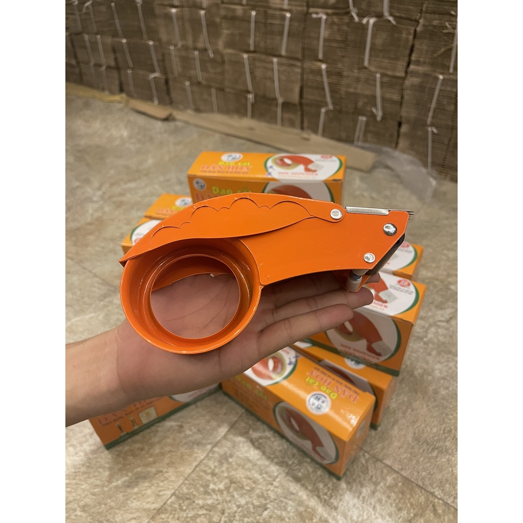 Cắt băng dính cầm tay loại 1kg 200DA giá tốt - xưởng hộp carton Gia Nguyễn