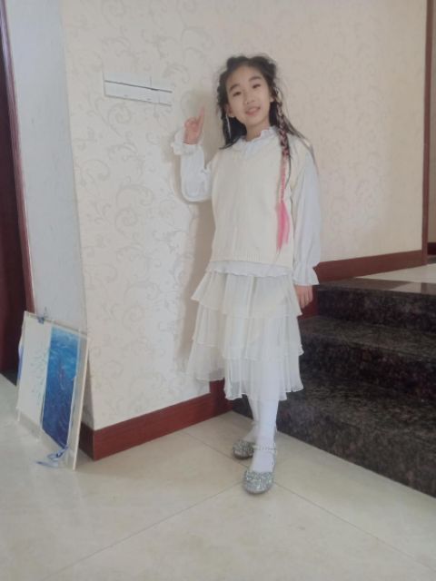 Chân váy xoè trắng dễ mix đồ cho bé gái