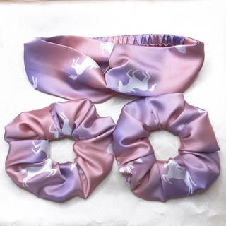 Cột tóc scrunchies và băng đô vải bóng màu loang hồng tím