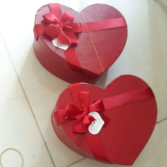 Hộp đựng quà hình trái tim đỏ quà tặng sinh nhật kèm hạt xốp