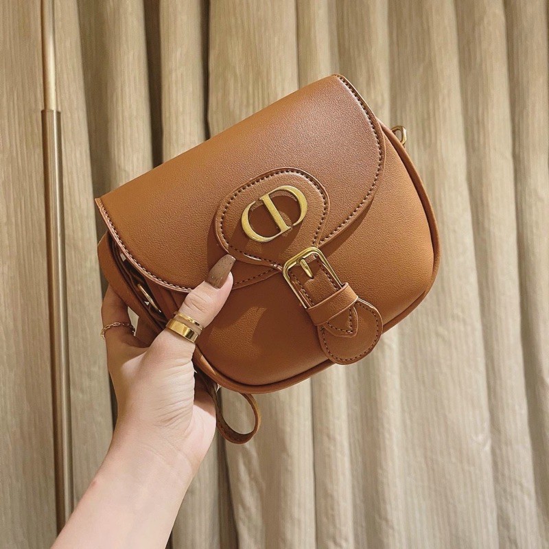 TÚI ĐEO CHÉO CHỮ CD DA LÌ DÁNG BẦU