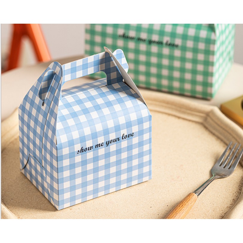 10 Hộp Gà rán, bánh tiramisu đem về màu xanh blue