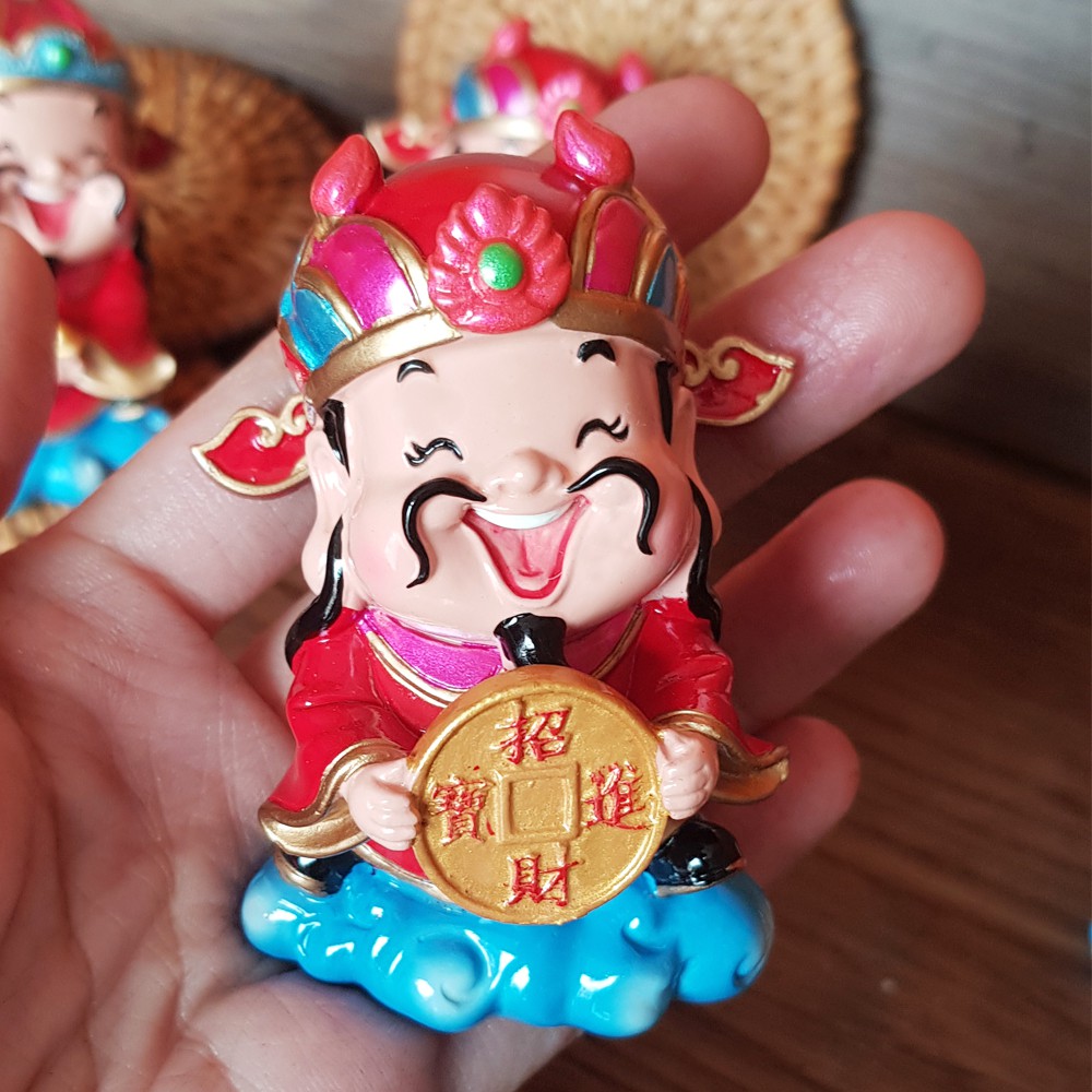 TƯỢNG CHIBI THẦN TÀI CẦM ĐỒNG TIỀN VÀNG 7.5CM