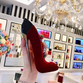 Nước hoa chiếc guốc đỏ