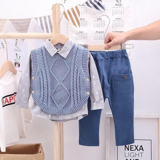 Set quần áo gồm 3 chi tiết: sơ mi, quần, ghile len
