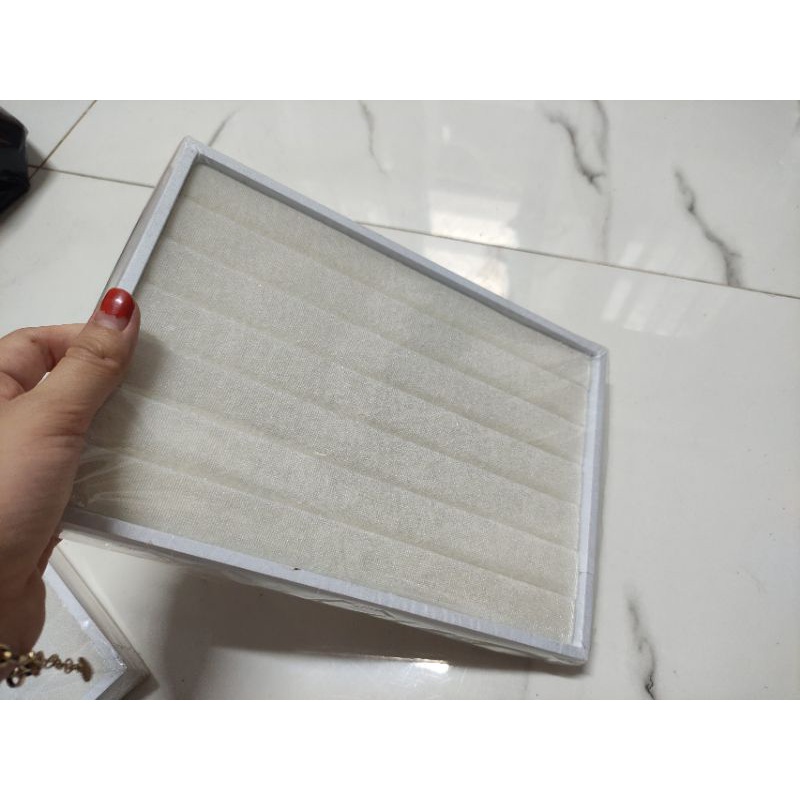 Hộp gỗ trưng khuyên tai bằng nhung có ba màu