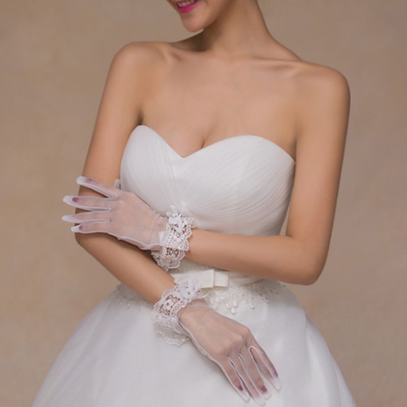 Găng Tay Ren Lưới Hở Ngón Đính Đá Cho Cô Dâu