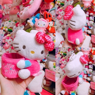 Kitty ôm ống cắm bút(do ép kiện hơi méo cái cắm ống bút )