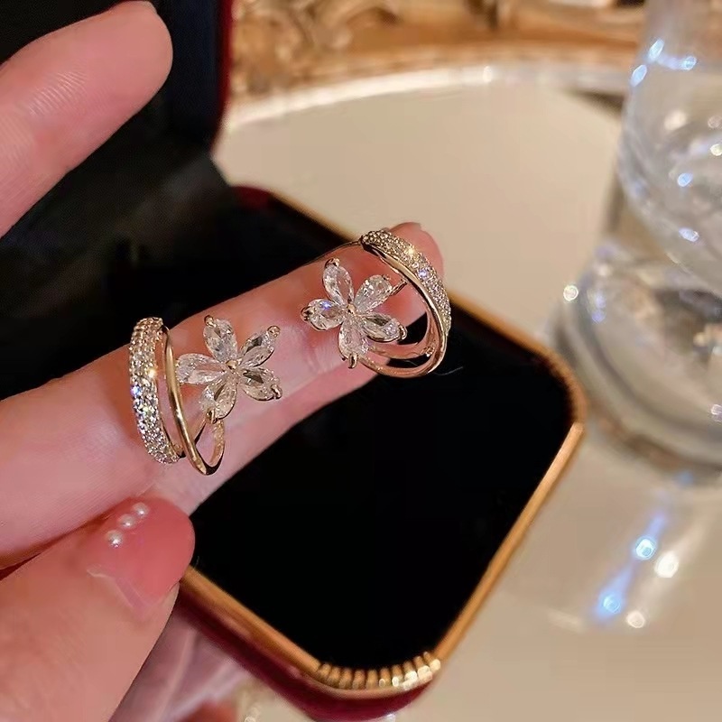 1 Đôi Bông Tai Hình Hoa Ba Lớp Đính Đá Thời Trang Sang Trọng