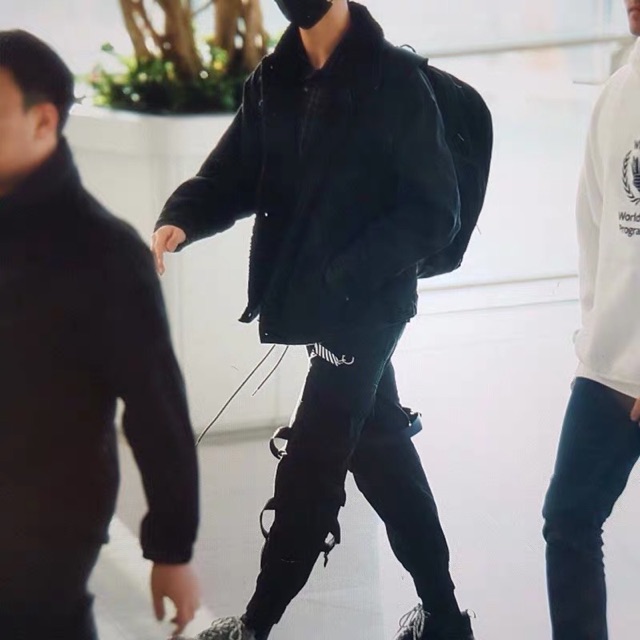 ẢNH THẬT QUẦN JOGGER JUNGKOOK BTS BOY WITH LUV VÀ TẠI SÂN BAY | BigBuy360 - bigbuy360.vn