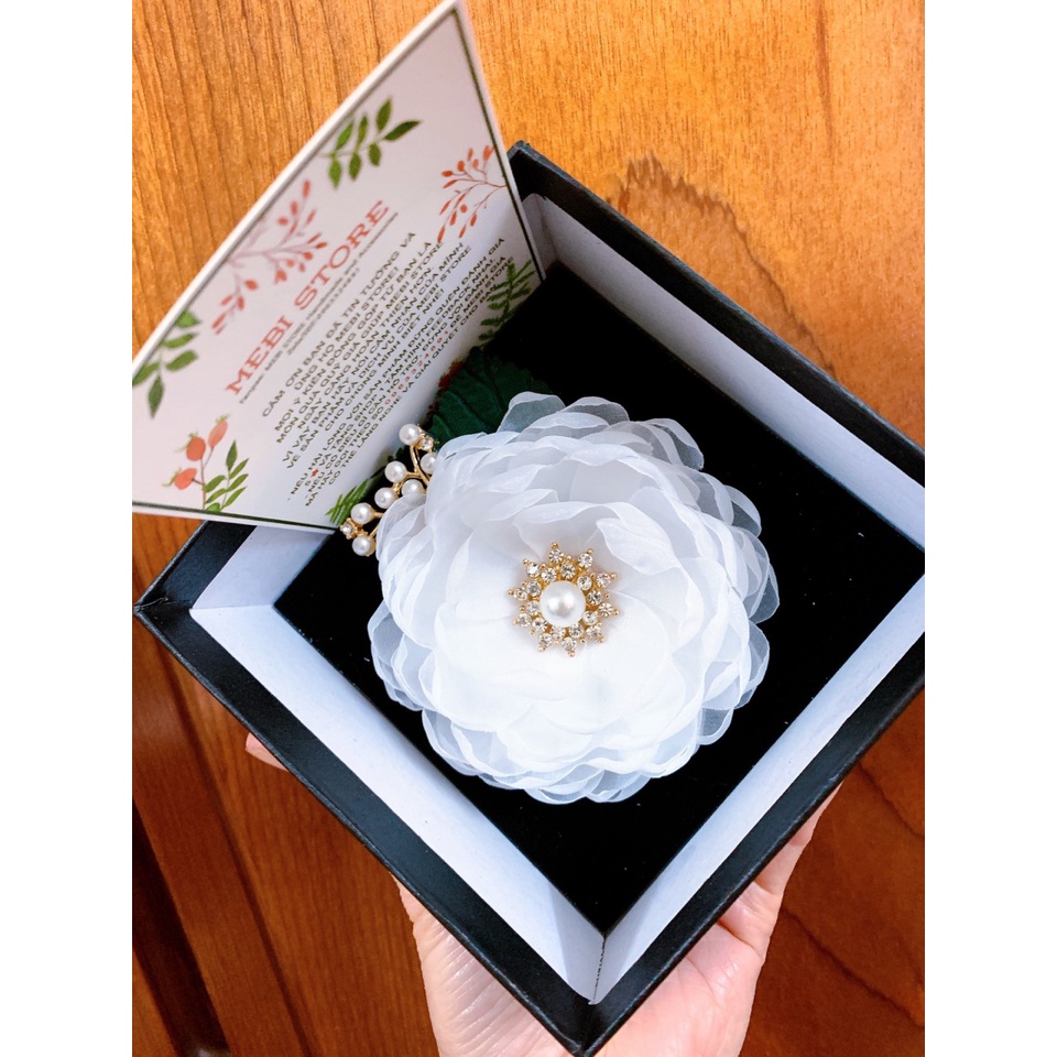 Hoa cài áo handmade mẫu vải voan hàn cánh nhăn xếp tầng mix cành trai chùm màu trắng Nobox