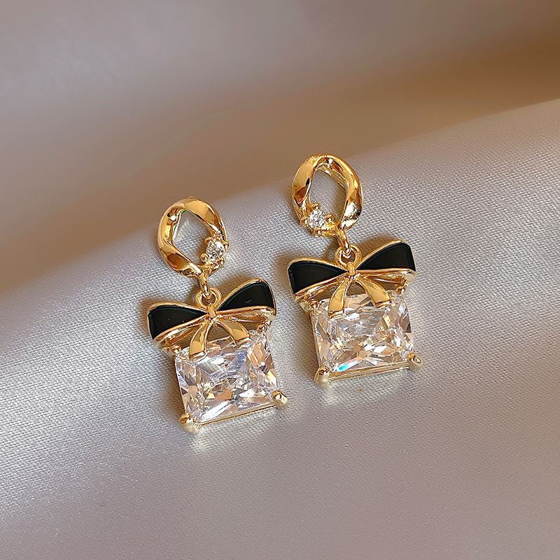 Khuyên Tai Nơ Đính Đá Zircon Hình Vuông 2022