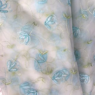 Voan kính thêu + lưới thêu.