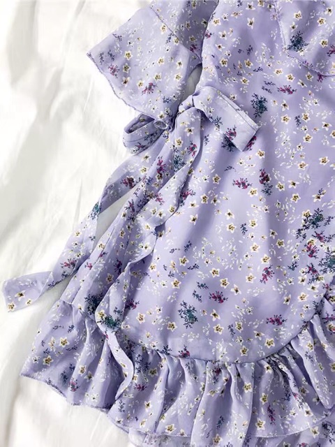 [Hình thật/ sẵn| Đầm voan hoa nhí xẻ vạt tím. Váy hoa cổ bèo tay xoè, buộc eo