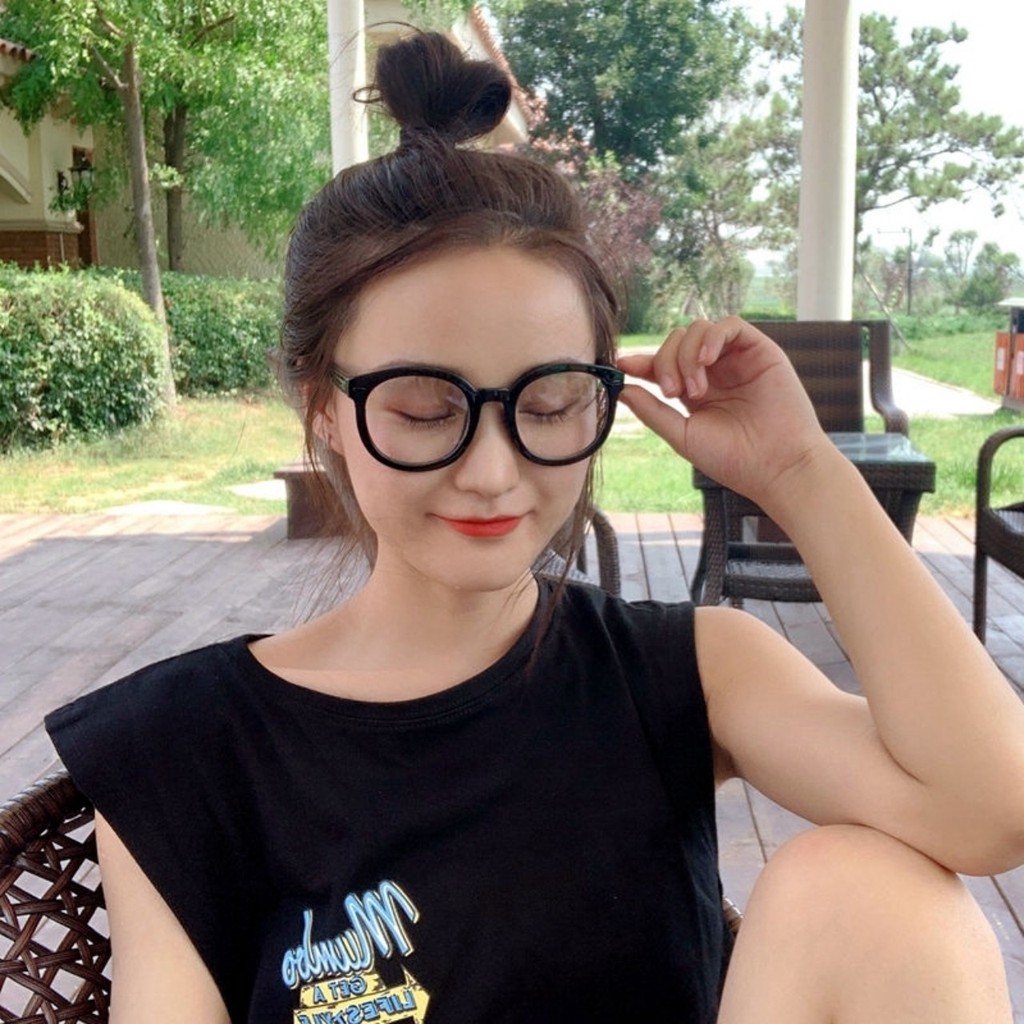 kính ngố gọng dày hot trend