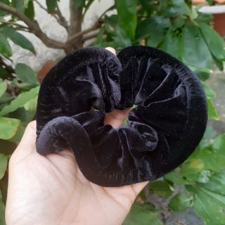 Cột Scrunchies vải nhung màu đen (cỡ 10-12cm)