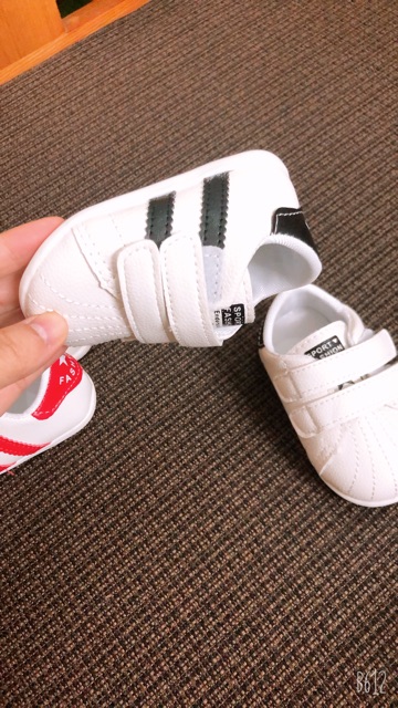 Giày thể thao cho bé
