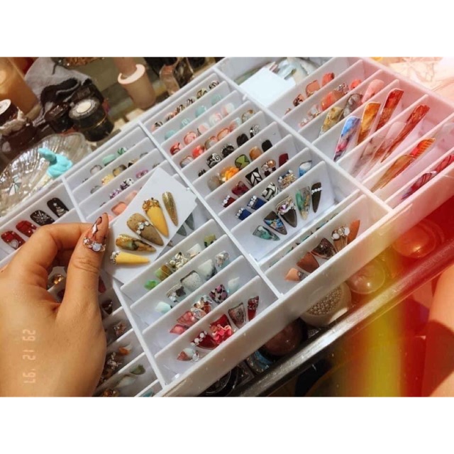 Khay trưng bày móng mẫu  có 2 màu trắng/đen