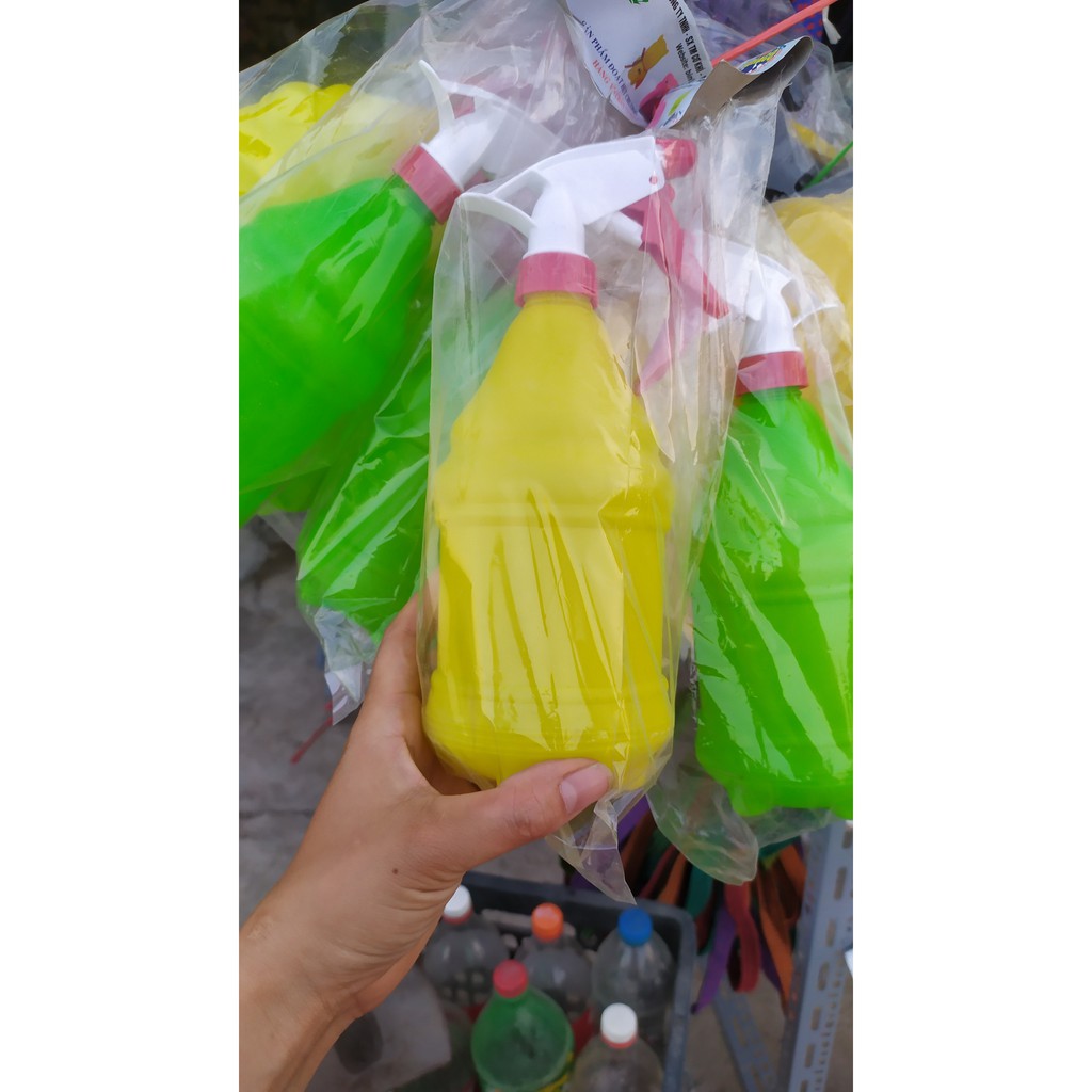 Bình Xịt Cầm Tay 1 lít phun xa, phun sương chỉ cần vặn nút đầu phun.