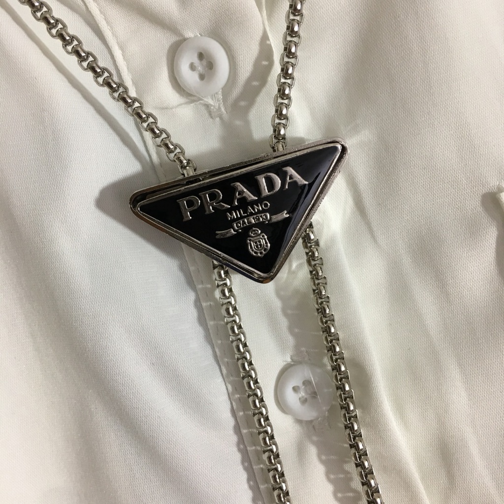 Áo sơ mi nữ thời trang cao cấp Prada với thiết kế basic có túi nắp và dây kèm dây đeo cổ có logo Prada