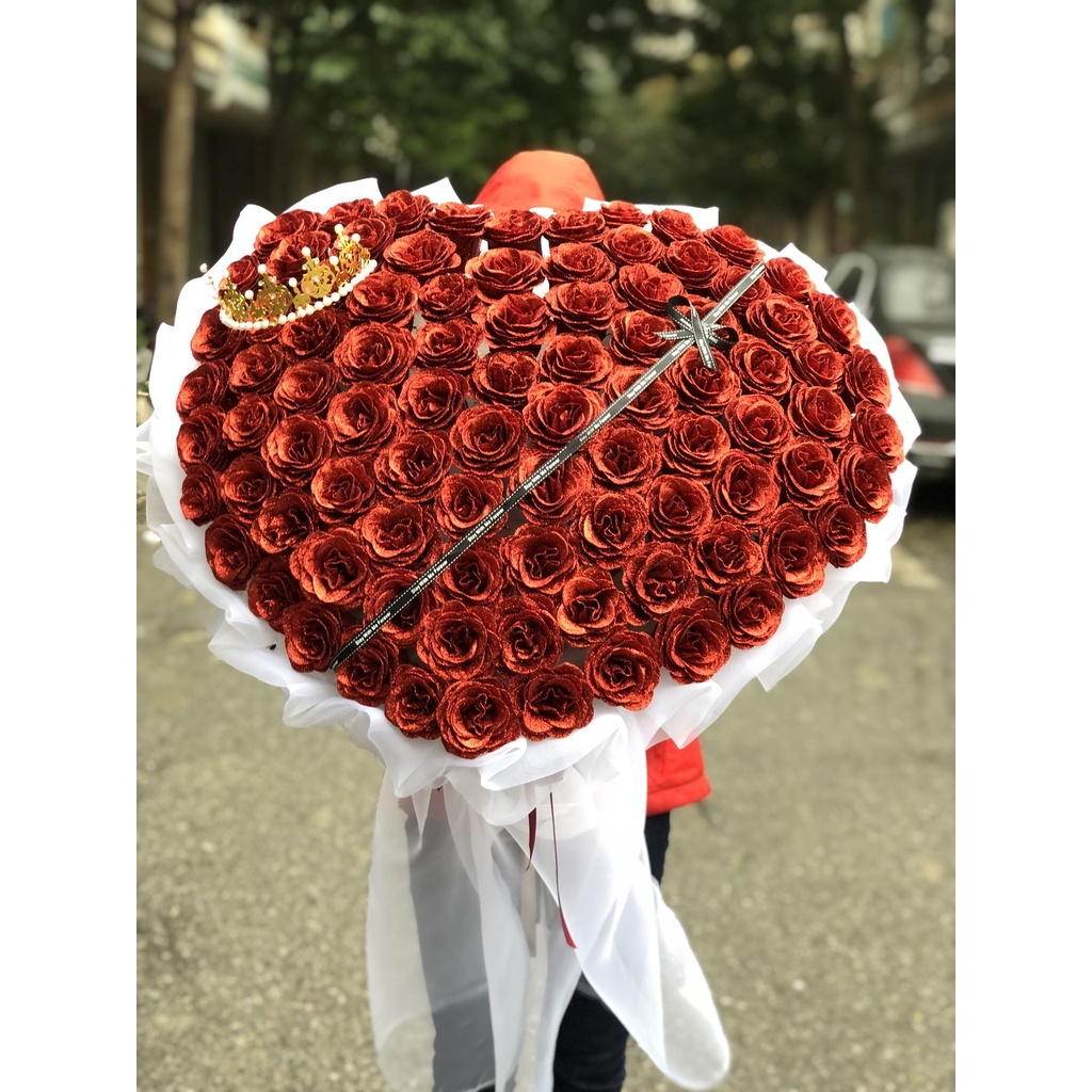 (Giao hỏa tốc ) bó hoa nhũ trái tim 99 bông cao cấp kèm vương miệng sang chảnh , dành tặng 8-3