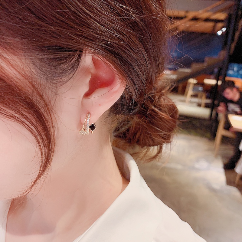 Bông Tai Hình Hoa Bốn Lá Nhỏ Màu Trắng Đen Thời Trang 2022