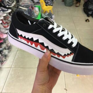 Vans đen cá mập
