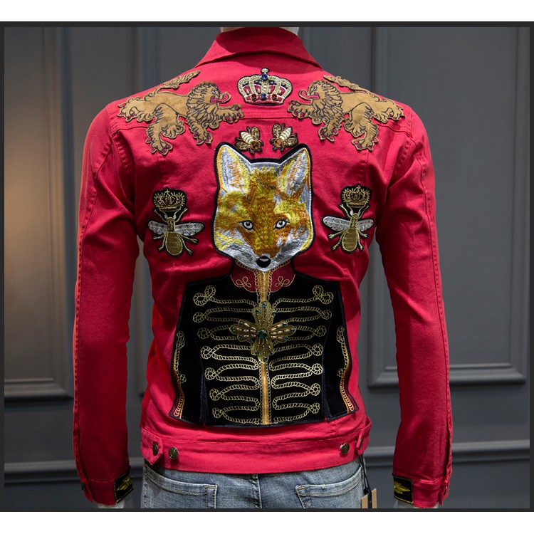 Áo khoác Jean đỏ nhiều logo mang phong cách Âu Mỹ trẻ trung dáng ôm body chất liệu vải bò cotton cao cấp hợp thời trang