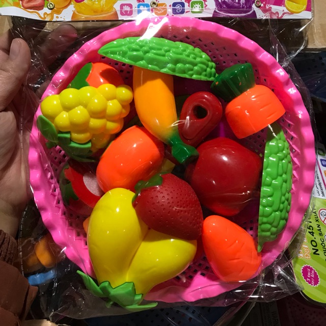 Cắt hoa quả dính cho bé yêu