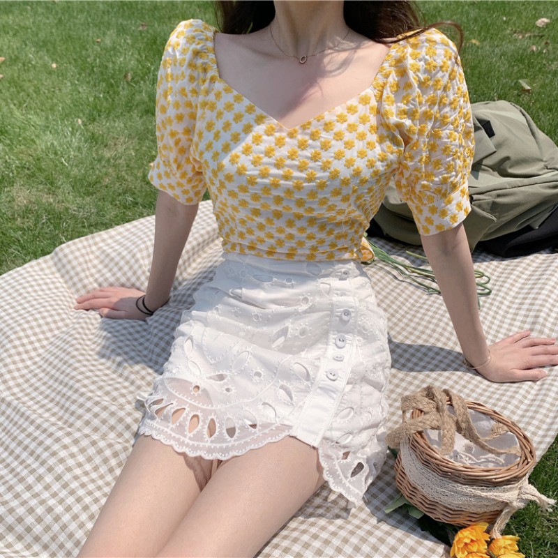 Áo kiểu IELGY tay phồng cổ chữ V in hình hoa cúc dễ thương