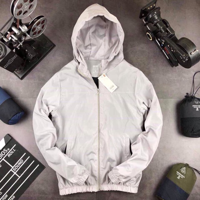 Áo gió có túi phụ kiện... đủ màuu: đen, xám , ghi , xanh rêu, tím than, đỏ cam.. size l , xl, xxl. gió khoác nhẹ mềm mại