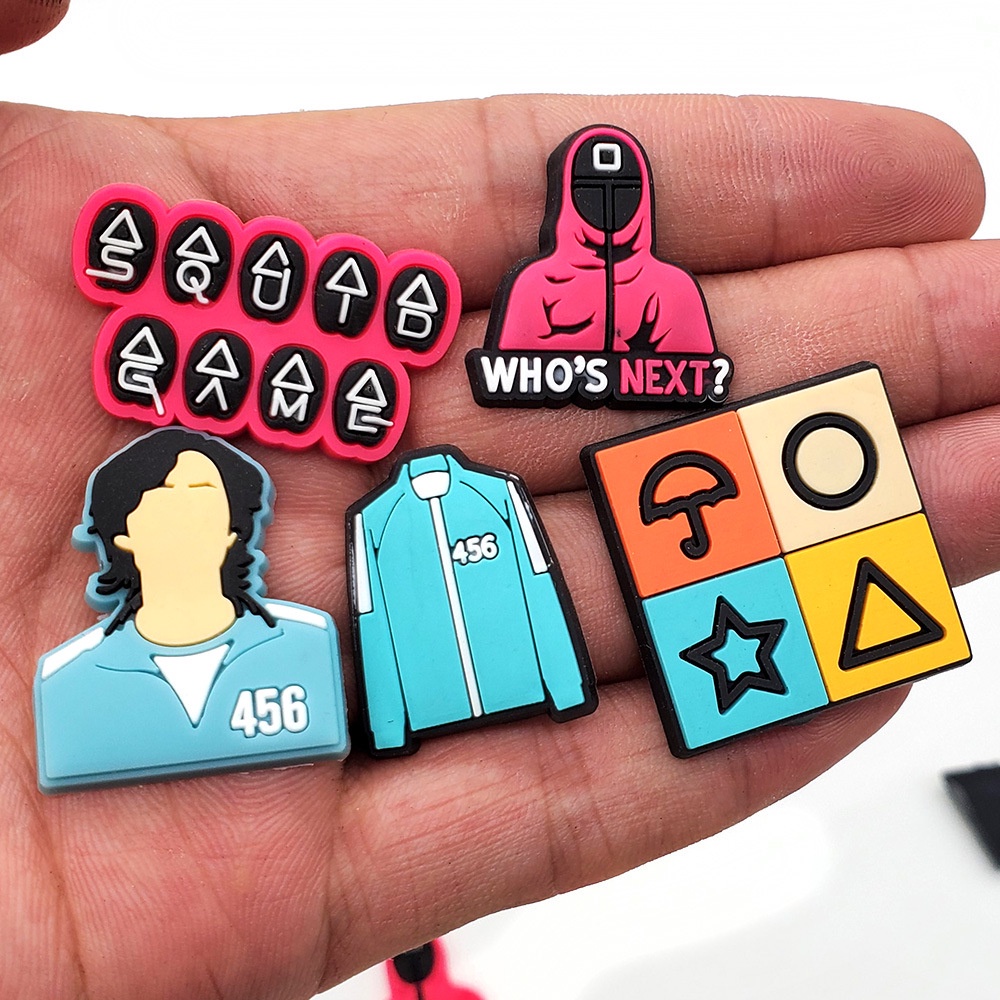 Phụ kiện trang trí dép hình nhân vật trong phim "Squid game"