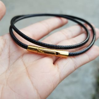 Dây da đeo cổ khóa vàng.