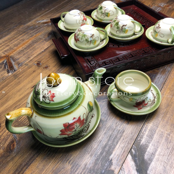Ấm trà Bát Tràng vẽ tay hoa sen dáng chóp