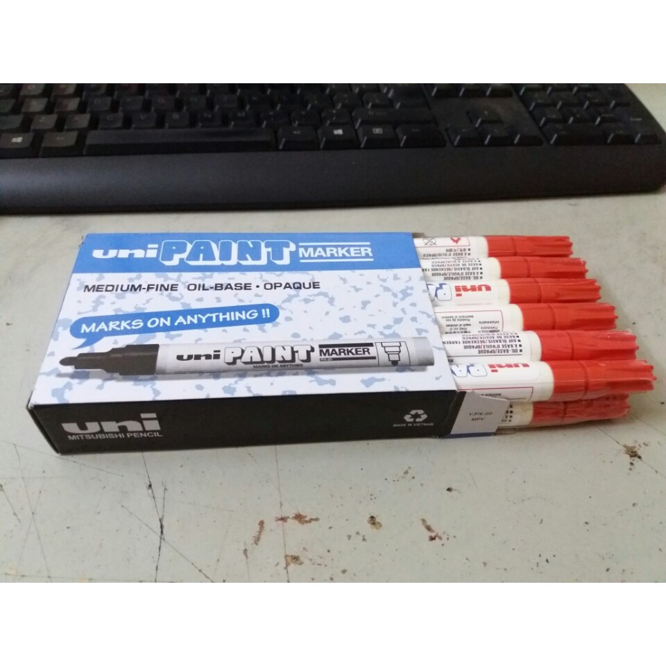 Bút sơn Uni Paint Marker nét 2.2-2.8mm, nét 0.8-1.2mm. Giá đại lý thì liên hệ Shop.