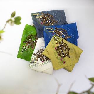 Khăn tay nam tơ tằm thêu tay chùa Một Cột truyền thống kích thước 35x35 cm.