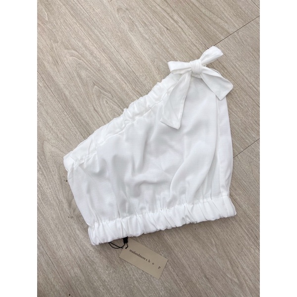 crop chéo dây nơ