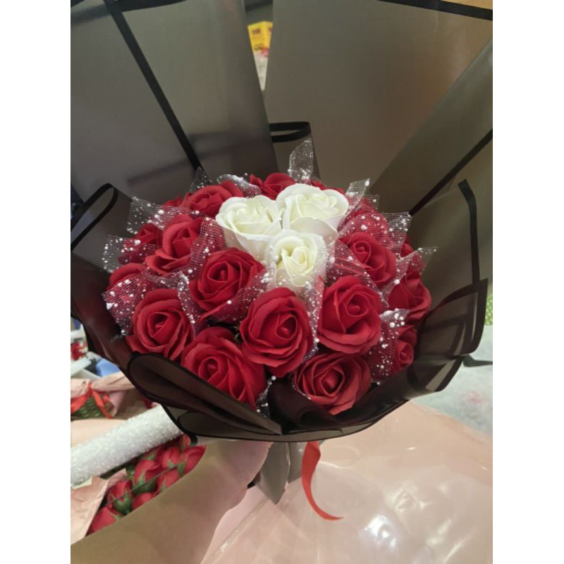 Bó 25 bông hoa sáp mix màu đỏ trắng