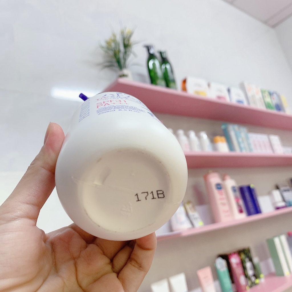 Sữa dưỡng thể làm trắng, chống nắng Hatomugi Naturie Nhật Bản SPF31 PA+++ | BigBuy360 - bigbuy360.vn