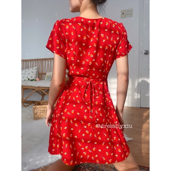 Đầm Đỏ Hoa Vàng Thắt Dây Eo