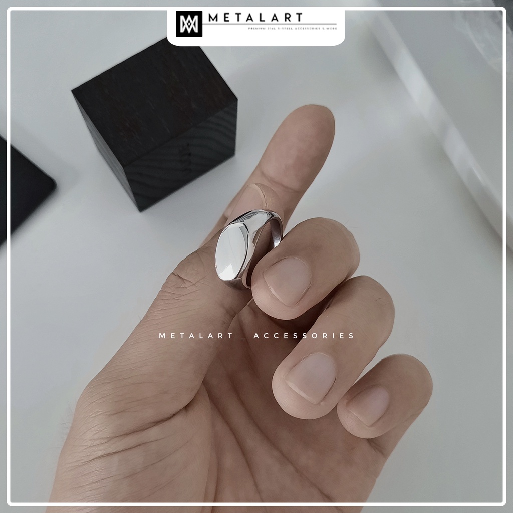 NHẪN SIGNET UNISEX MẶT OVAL TRƠN CHẤT LIỆU TITAN NGUYÊN KHỐI CHỐNG OXI HÓA HOÀN TOÀN.