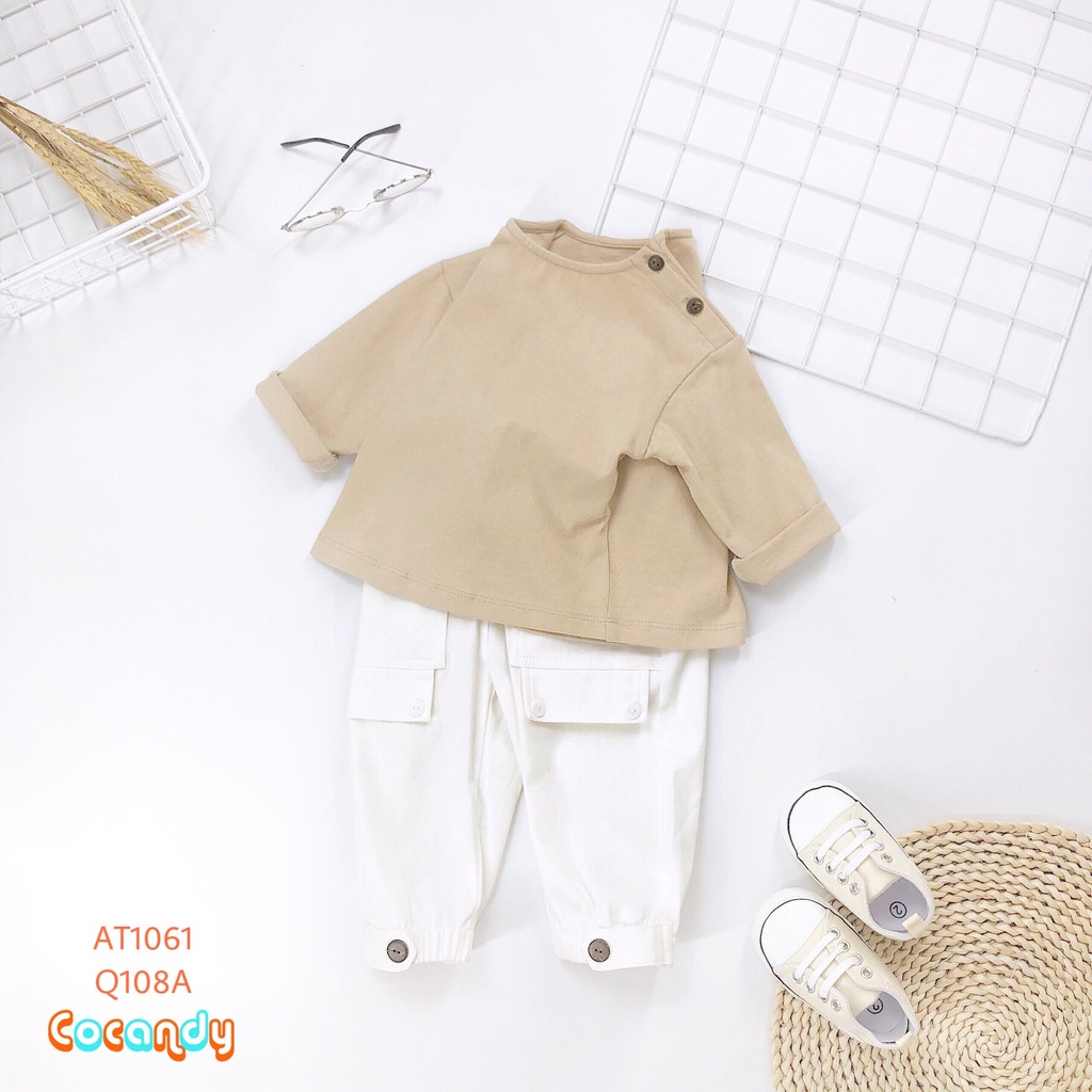 Quần áo trẻ em -Áo thun be cúc vai dài tay và quần kaki trắng cúc gỗ cao cấp cho bé của COCANDY mã AT106125, Q108A